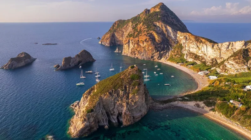 Palmarola-is-an-island-without-a-village